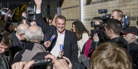 Emmanuel Giboulot, le viticulteur bio, condamné pour avoir refusé de traiter ses vignes, a finalement été relaxé.